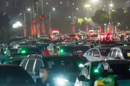 Biển người rời đi, Mỹ Đình tắc nghẽn lúc nửa đêm