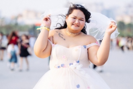 Fan nữ hóa cô dâu đi gặp các nam thần tại concert Anh trai Say hi