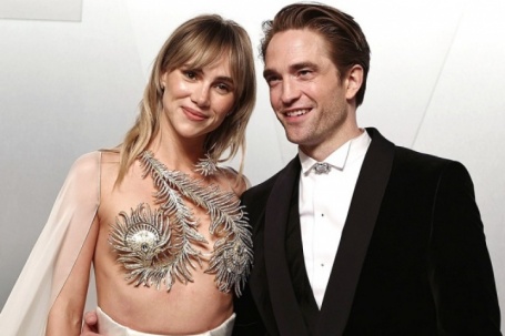 Vị hôn thê của Robert Pattinson tỏa sáng với váy 'bán nude' tại tiệc Oscar