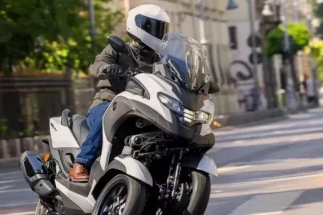 Yamaha trình làng xe máy 3 bánh có túi khí