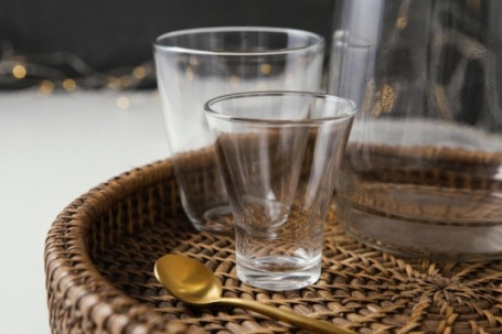 Vì sao nên cẩn trọng khi dùng cốc thủy tinh trong khách sạn?