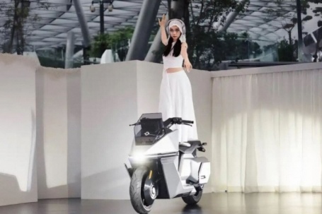 Xe máy điện tự cân bằng đầu tiên trên thế giới được sản xuất hàng loạt