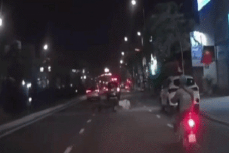 CLIP: Xe ô tô 7 chỗ gây tai nạn rồi ngang nhiên rời khỏi hiện trường