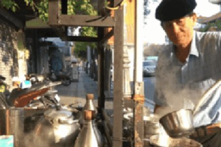 VIDEO: Nghe chuyện về những chiếc xe đẩy bán cà phê ở TPHCM