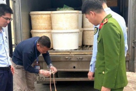 Hãi hùng phát hiện hơn 1 tấn lòng lợn có dấu hiệu phân hủy, bốc mùi hôi thối trong xe tải