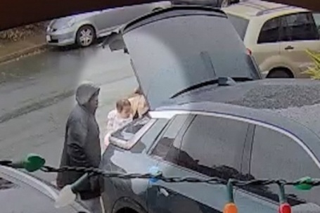 Bé 12 tháng tuổi mắc kẹt trong ô tô 30 phút, cha nhờ ChatGPT mới cứu được con