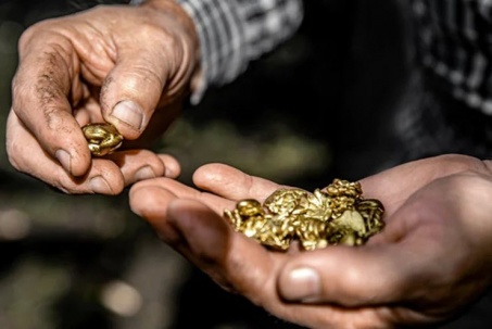 Sốc với cách "đãi vàng" với chi phí cực rẻ từ đống đồ điện tử cũ kĩ