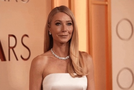 Gwyneth Paltrow gặp sự cố ở Oscar khi diện váy xẻ bạo