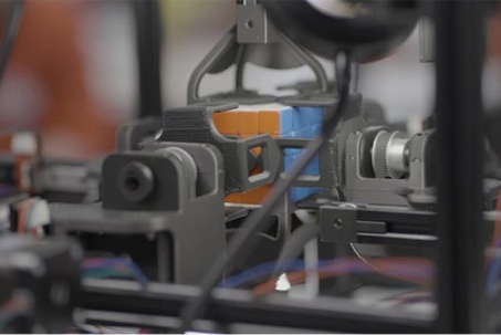 Robot giải khối Rubik 4x4 "thần tốc" chỉ trong 45 giây