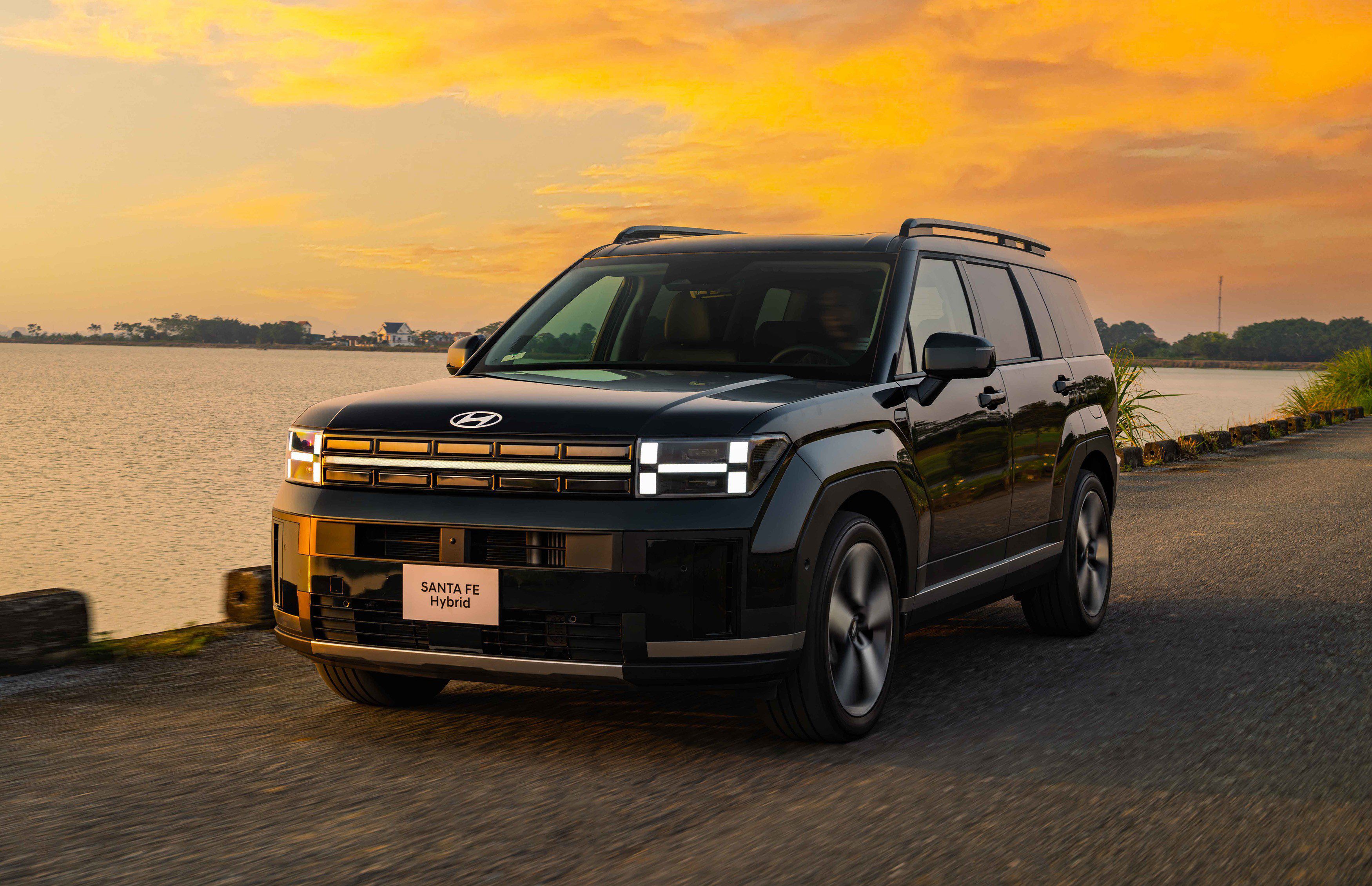 SantaFe Hybrid được trang bị khối động cơ xăng SmartStream, dung tích 1.6L tăng áp.