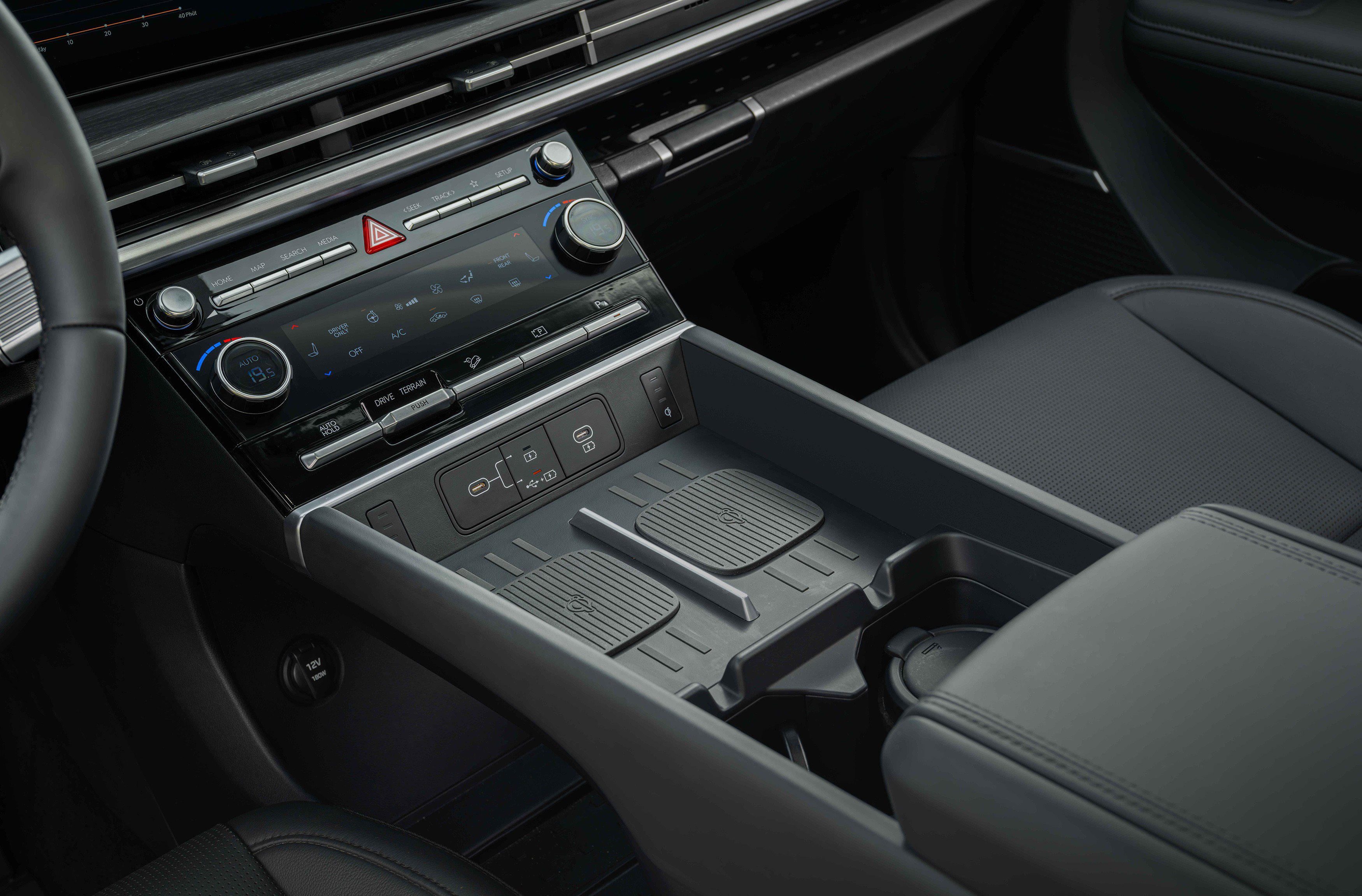 Xe còn trang bị sạc không dây đôi công suất 15W và cổng sạc USB-C 27W nhanh chóng.