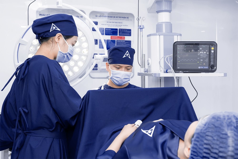 Bác sĩ David Bùi cùng ê-kíp tiến hành thủ thuật theo quy trình y khoa nghiêm ngặt.