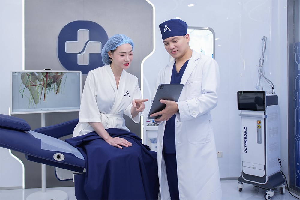 Diễn viên Quách Thu Phương được bác sĩ David Bùi tận tình tư vấn và giải đáp