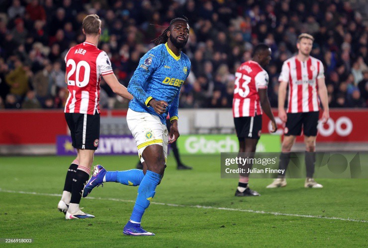 Wolverhampton ngược dòng giành 1 điểm trên sân Brenford