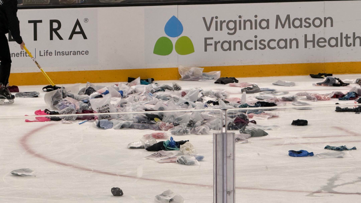 Hàng nghìn áo ngực thể thao phủ kín mặt sân băng, buộc trận đấu phải tạm dừng