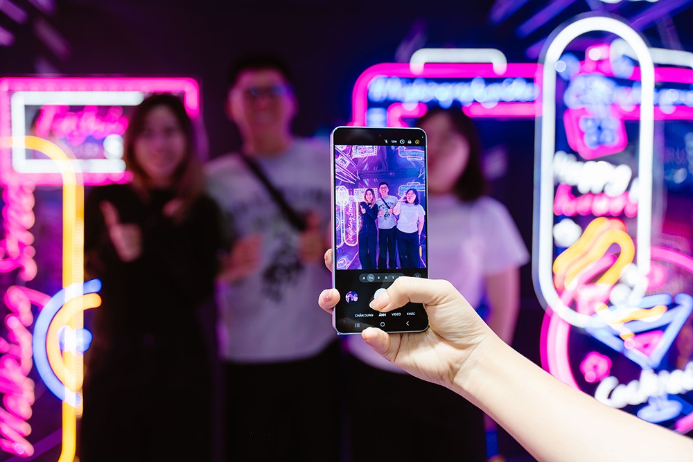 Khách tham quan hào hứng trải nghiệm Nightography và cái kết mãn nhãn với bộ hình tuyệt đối điện ảnh