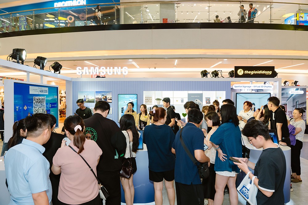 Khách hàng hào hứng trải nghiệm và vượt qua thử thách tại các trạm với Galaxy S26 Series quyền năng