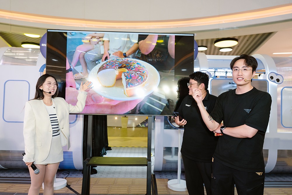 Rương và Đan Anh thích thú khi khách mời trình diễn dùng AI để “làm đầy” chiếc bánh, thậm chí “đổi vị” từ bánh Tây sang bánh Tét đầy sáng tạo