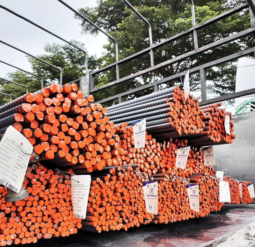 Những thanh thép mang ký hiệu chữ /V/ của Thép Miền Nam đi khắp muôn nơi dựng xây Tổ quốc (Ảnh: Thép Miền Nam)