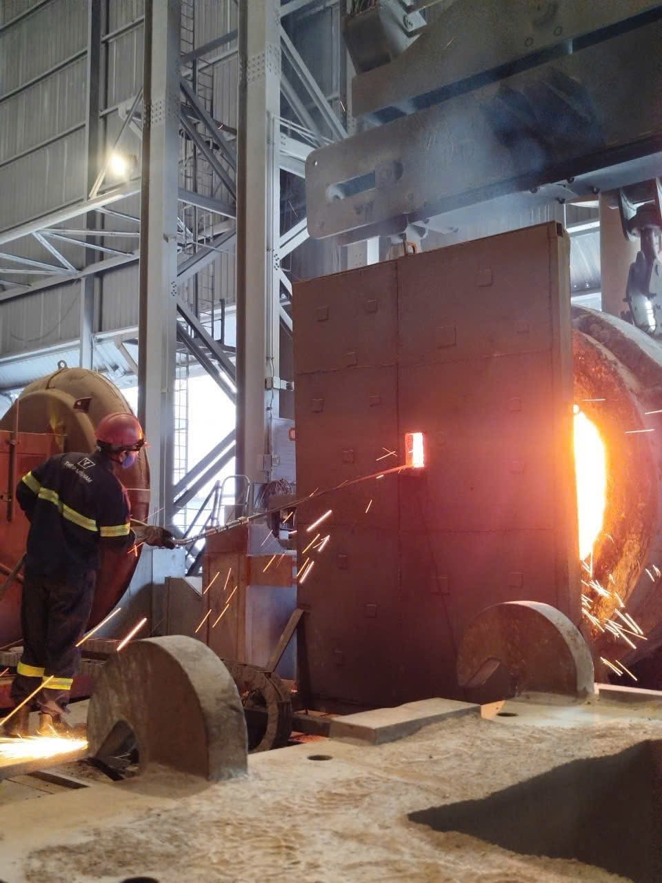 Công nhân Thép Miền Nam kiểm tra vệ sinh lò chuẩn bị đưa vào chứa thép mẻ tiếp theo (Ảnh Thép Miền Nam)