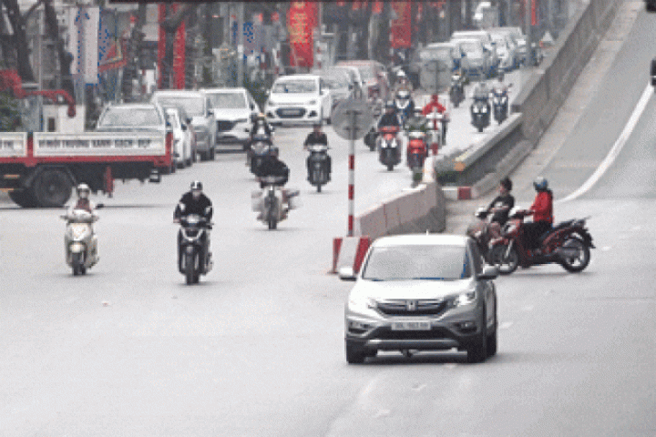 Thấy CSGT, hàng loạt người đi xe máy ngược chiều vội nhảy xuống dắt bộ