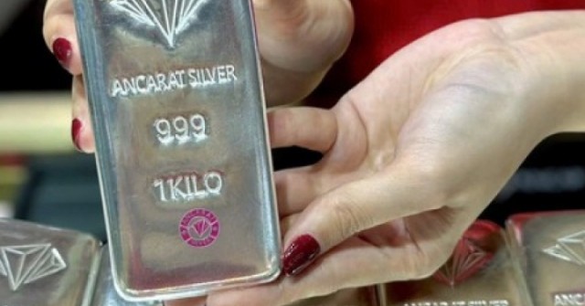 Giá bạc hôm nay 17-3: Bất ngờ tăng nhanh hơn vàng