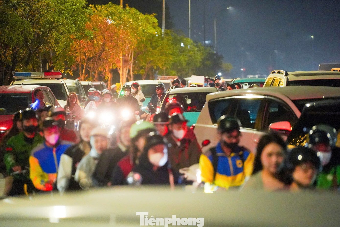 Biển người rời đi, Mỹ Đình tắc nghẽn lúc nửa đêm - 3