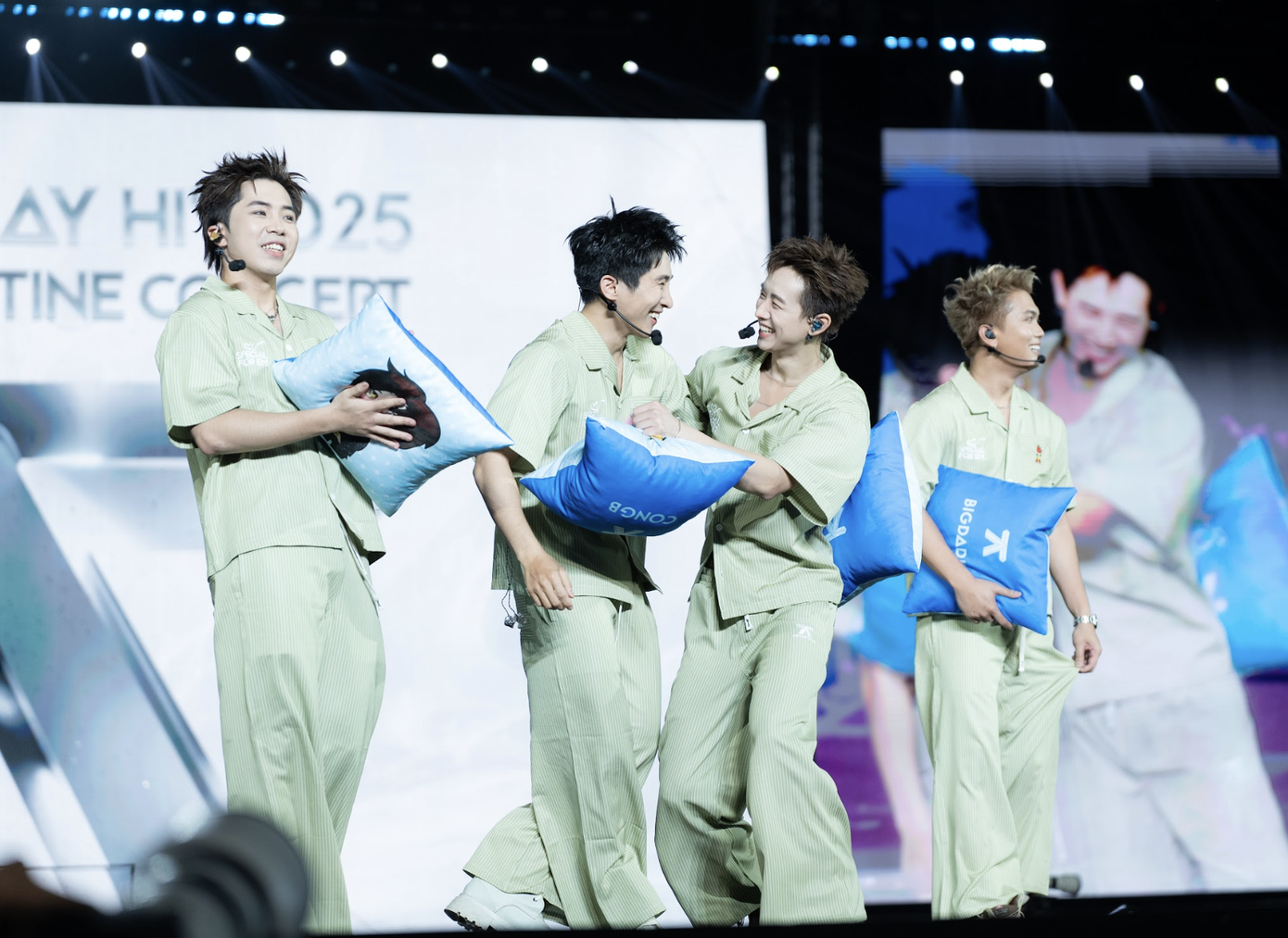 Dàn anh trai khuấy đảo Mỹ Đình - 11