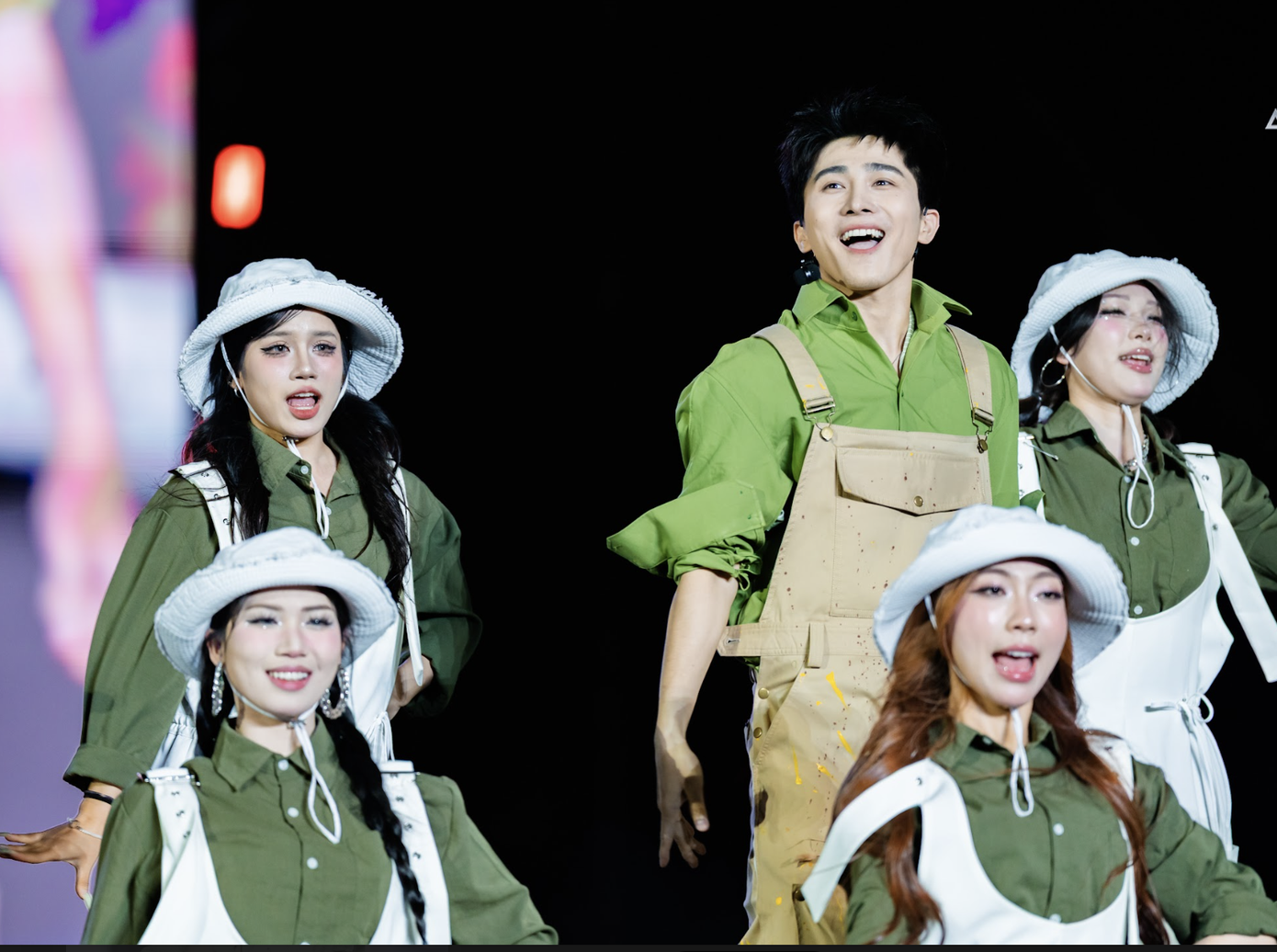 Dàn anh trai khuấy đảo Mỹ Đình - 12