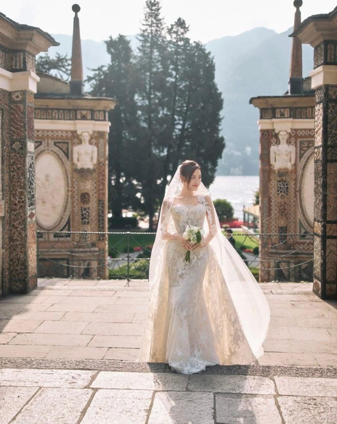 Mẫu váy cầu kỳ, tinh xảo, đẹp như những hình ảnh lấy từ tạp chí váy cưới.