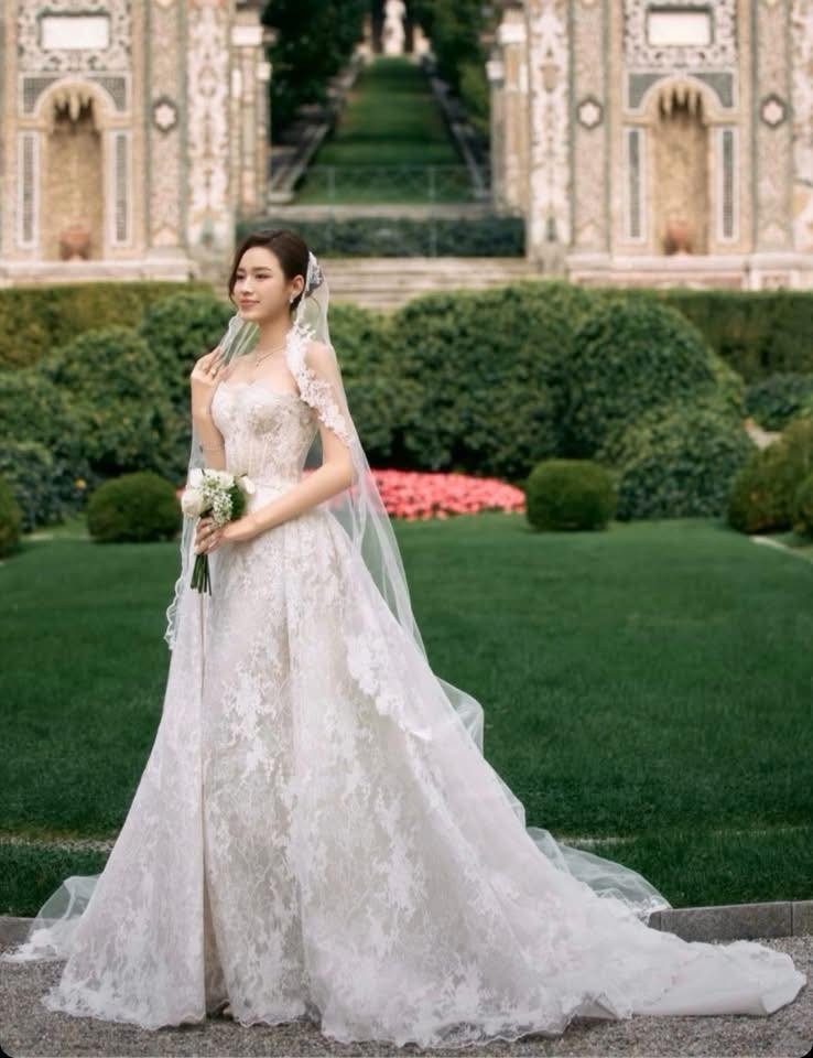 Mẫu váy cầu kỳ, tinh xảo, đẹp như những hình ảnh lấy từ tạp chí váy cưới.