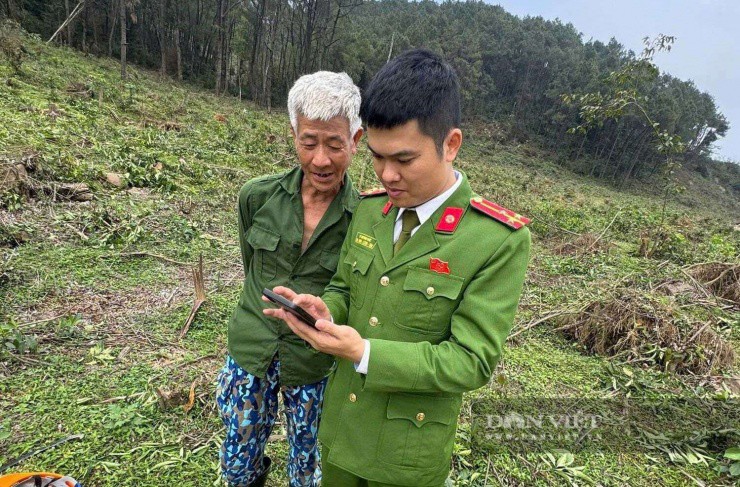 Lực lượng chức năng địa phương tổ chức tìm kiếm người mất tích.