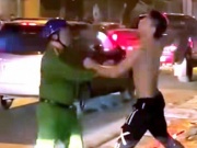 Tạm giữ đối tượng cầm dao bắt người đi đường quỳ lạy ở Hà Nội