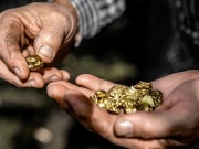 Sốc với cách "đãi vàng" với chi phí cực rẻ từ đống đồ điện tử cũ kĩ