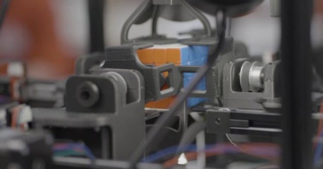 Robot giải khối Rubik 4x4 "thần tốc" chỉ trong 45 giây