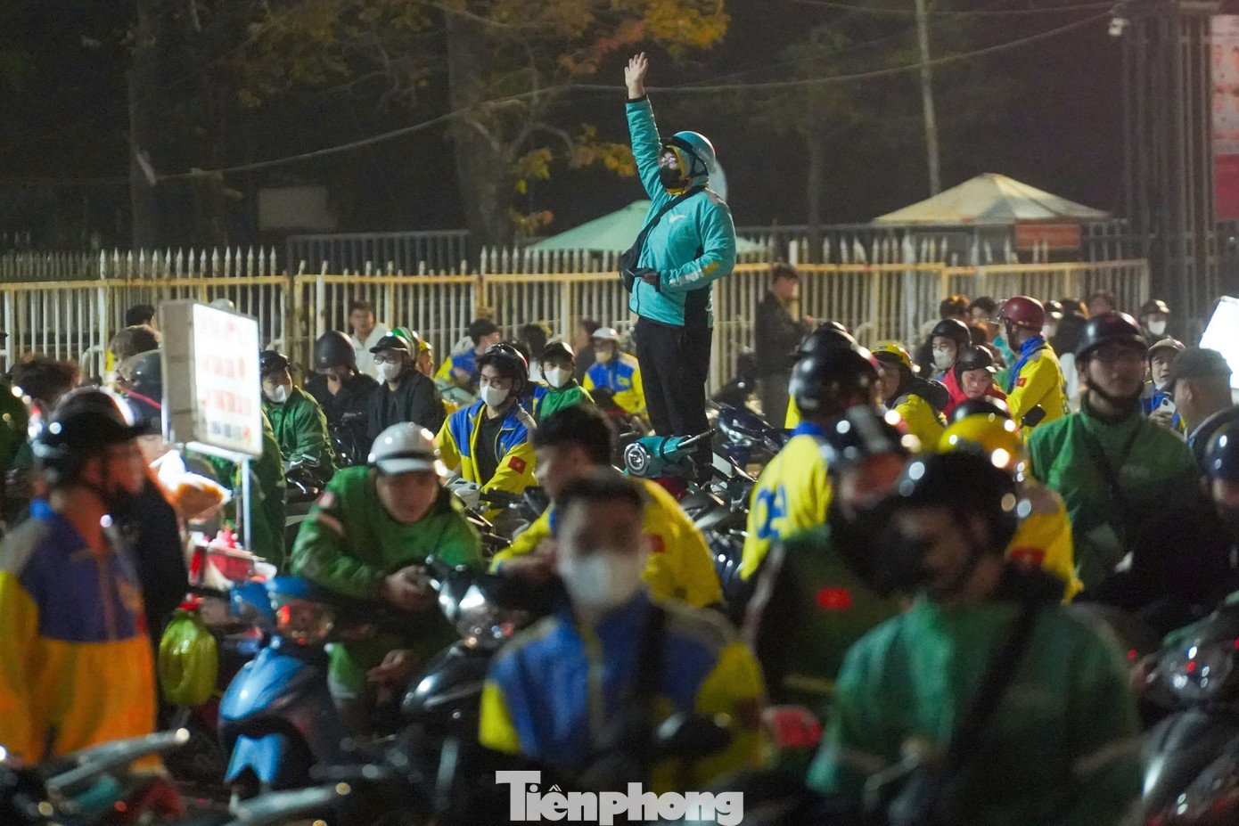 Biển người rời đi, Mỹ Đình tắc nghẽn lúc nửa đêm - 8