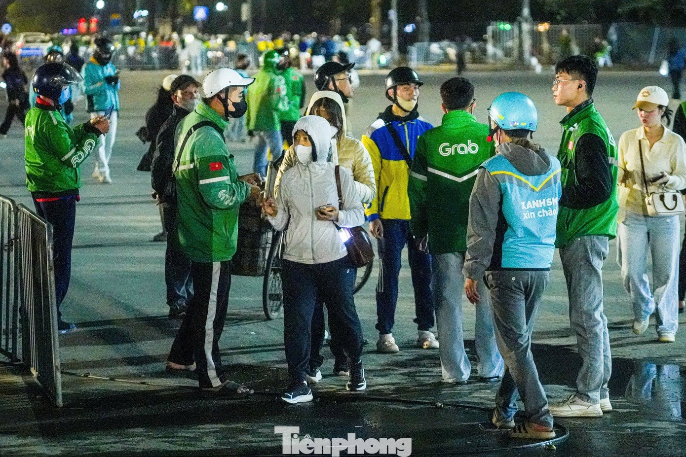 Biển người rời đi, Mỹ Đình tắc nghẽn lúc nửa đêm - 12