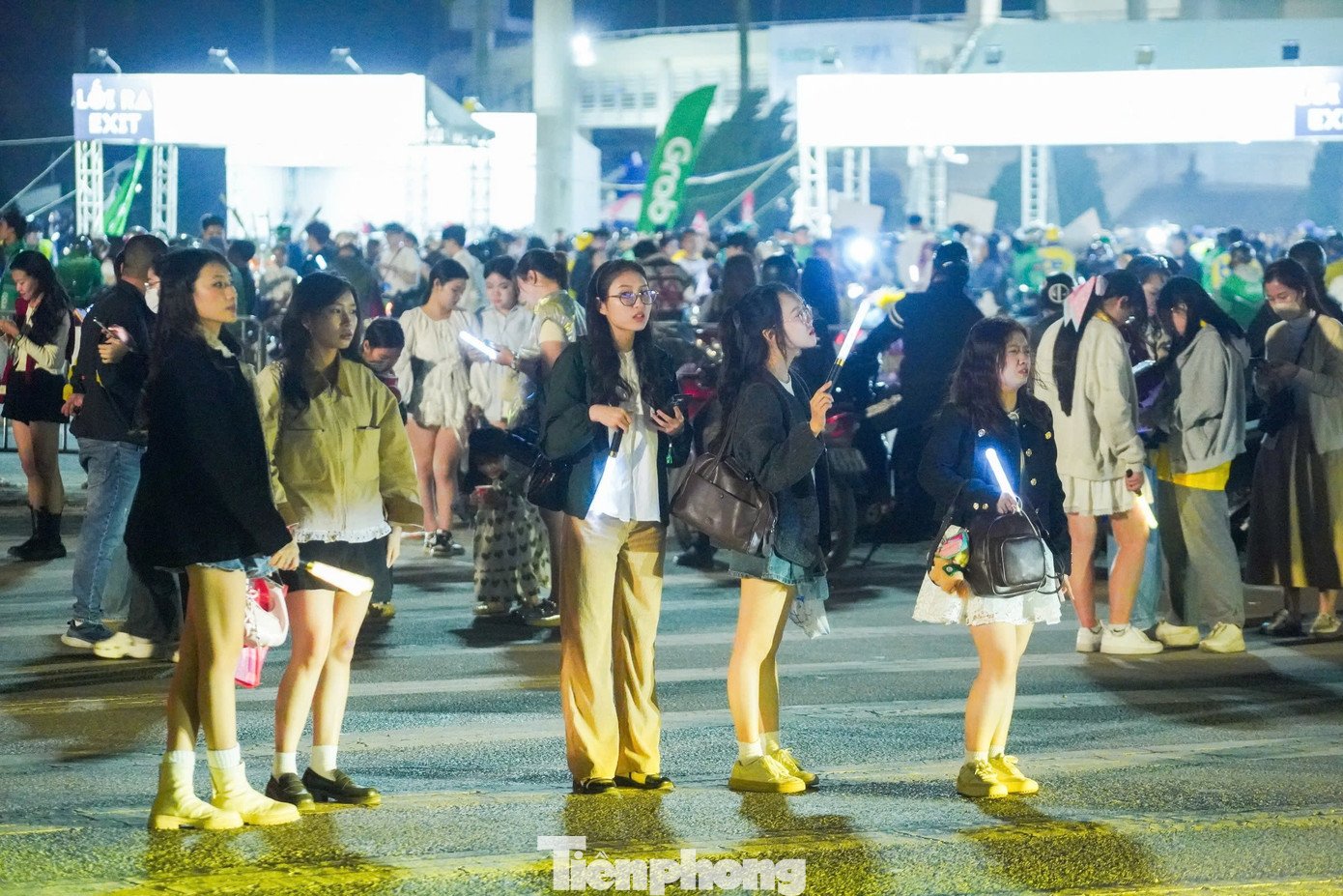 Biển người rời đi, Mỹ Đình tắc nghẽn lúc nửa đêm - 15