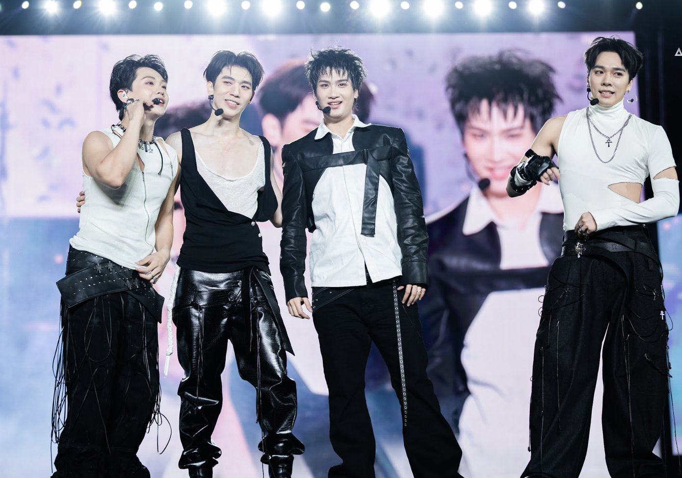 Dàn anh trai khuấy đảo Mỹ Đình - 20