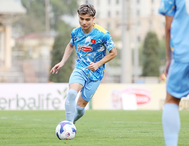 Cầu thủ Việt kiều Moric tập luyện buổi đầu cùng U23 Việt Nam chiều ngày 17/3.