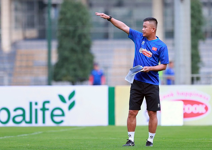 HLV Đinh Hồng Vinh chỉ đạo U23 Việt Nam.