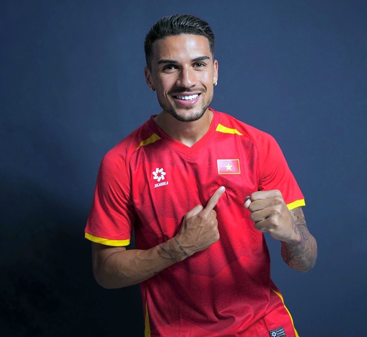 Hoàng Hên háo hức được ra mắt ĐT Việt Nam.