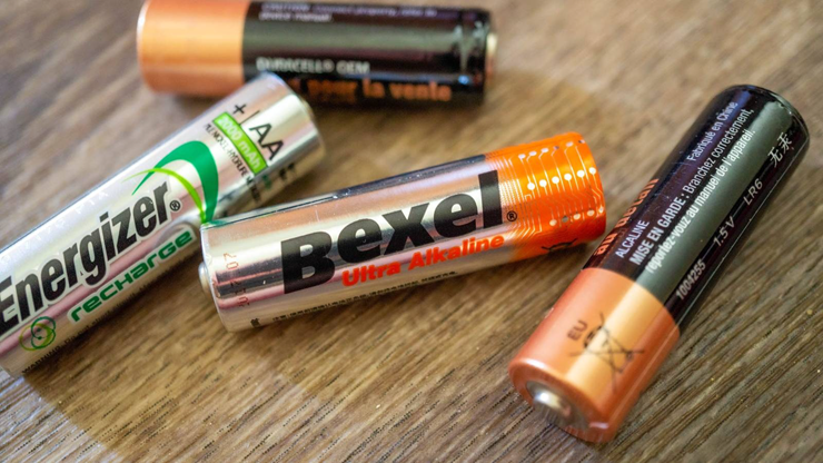 Thực hư việc phơi nắng giúp pin AA hồi sinh?