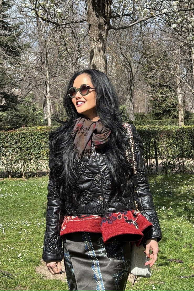 Người đẹp chọn mặc áo khoác da có giá khoảng 180 triệu đồng của Chanel để giữ ấm. Thiết kế được cô yêu thích xuyên suốt chuyến đi châu Âu lần này.