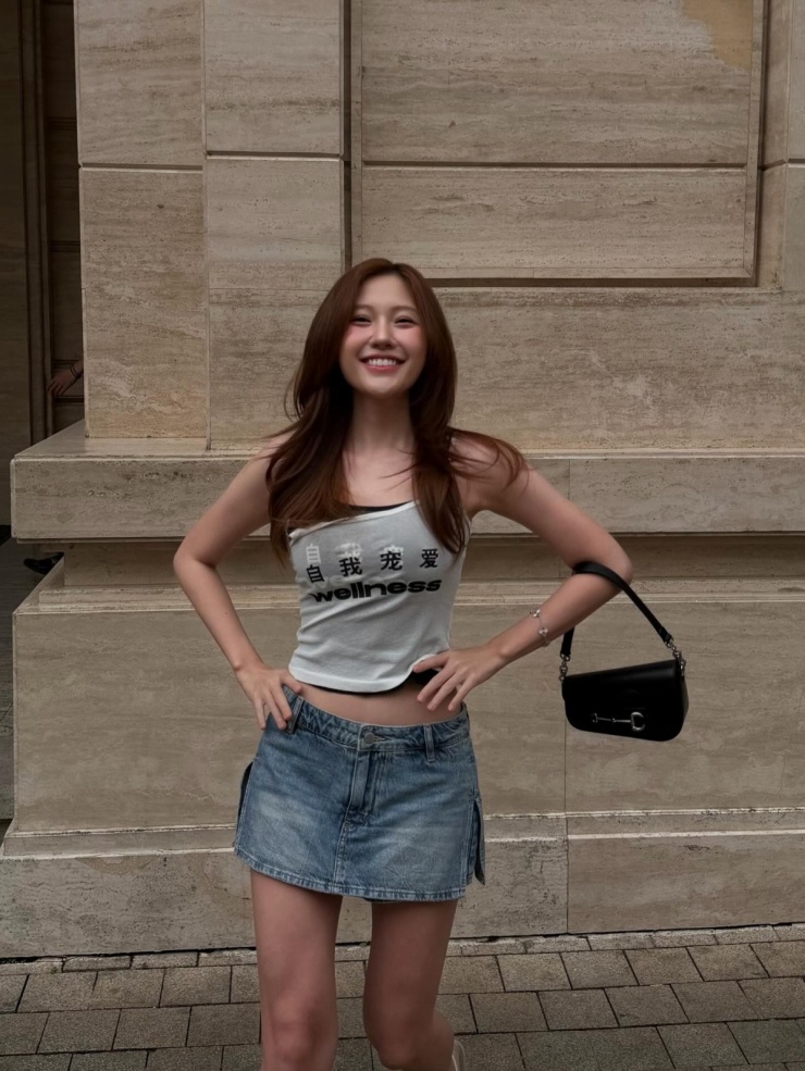 Khuôn mặt của Uyển Ân cũng được khen thanh thoát hơn sau nỗ lực "lột xác" thành công. Nhiều người còn nhận xét cô có các đường nét giống diễn viên Trung Quốc&nbsp;Triệu Lộ Tư.