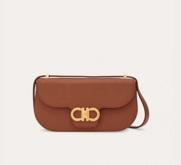 Ca sĩ mang túi đeo chéo Double Gancini East-West của Salvatore Ferragamo. Thiết kế bằng da bê dập nổi, điểm nhấn là khóa Gancini màu vàng ở nắp gập phía trước, có thêm ngăn phụ phía sau và dây đeo linh hoạt. Sản phẩm được yết giá khoảng 42 triệu đồng.