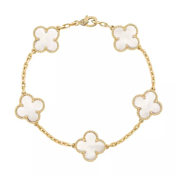 Bên cạnh túi xách, Minh Hằng còn đeo hai vòng tay Vintage Alhambra, 5 motifs của Van Cleef &amp; Arpels. Thiết kế chế tác từ vàng 18K kết hợp đá carnelian, mỗi chiếc có giá khoảng 160 triệu đồng theo công bố của hãng. Tổng trị giá hai vòng là 320 triệu đồng.