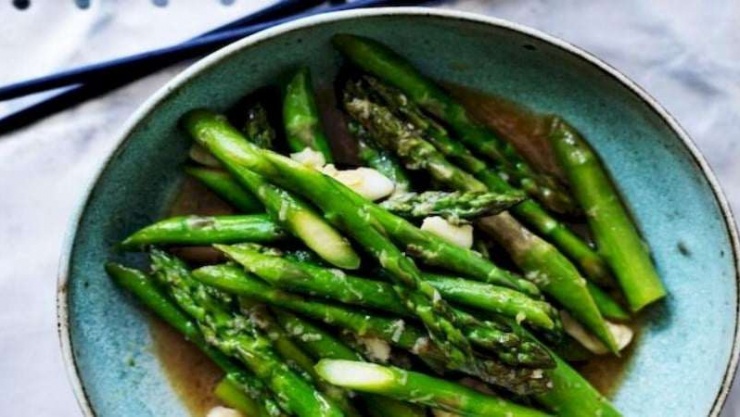 Măng tây thơm giòn, được xào vừa chín tới vẫn giữ nguyên vị ngọt tự nhiên kết hợp với tỏi có mùi thơm đặc trưng. Tuy chỉ là món ăn đơn giản nhưng vẫn đậm đà, thơm ngon.