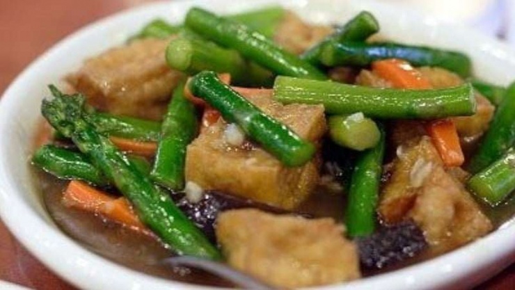 Đậu hũ hấp măng tây là sự lựa chọn hoàn hảo cho những ngày mà bạn lười và không muốn nấu ăn quá cầu kì đấy. Đậu hũ thì mềm, béo kết hợp với măng tây giòn sừn sựn cùng cà rốt giòn ngọt làm nên một món ăn có màu sắc đẹp mắt và vô cùng thơm ngon, hấp dẫn.