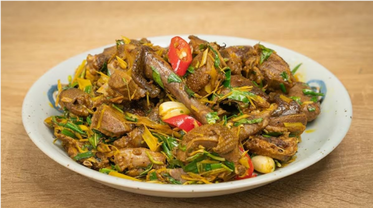 Chim bồ câu xào rau răm là một món ăn thơm ngon, bổ dưỡng.